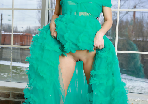 Rosie Lauren Glamorous Brunette Shows Off Natural Body